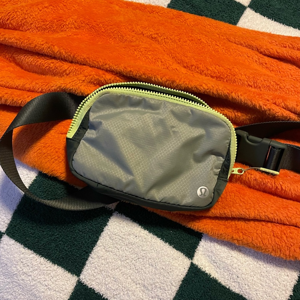 Lulu lemon belt bag